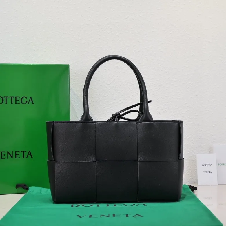 Batch 1760 medium arco pebbled grain, BottegaVeneta# official website latest pebbled grain cowhide with suede lining, SLIP tote handbag, and the logo has been changed to the side 😍The oversized woven design really makes it a huge gap from ordinary tote bags 🔗🔗Different color combinations for the inner and outer layers ⛓Daniel Lee leads the brand's DNA to continue to evolve with fresh inspiration🧬🧬showing a balanced style of luxury and reality👉: 30*20*12 Model: 9893#